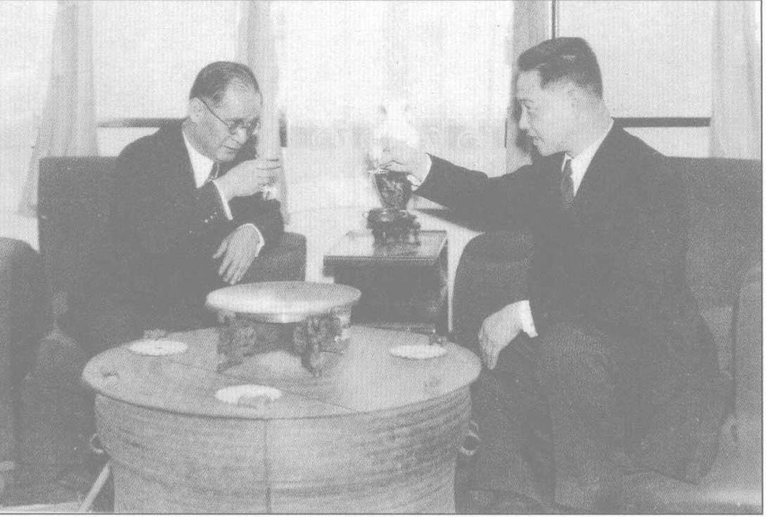 汪精卫(右)会见日本特派大使阿部信行(左)